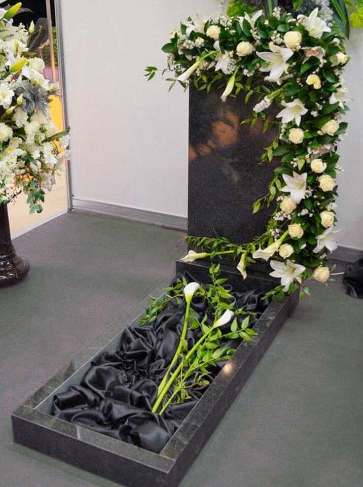 Композиции из цветов для похорон траурная флористика на заказ