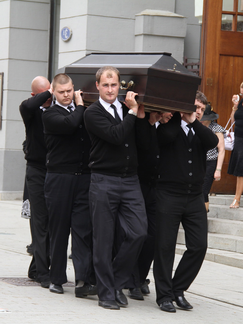 Услуги бригады сопровождения на похороны от ритуальной службы